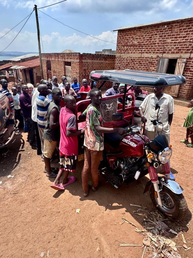 Freude im Dorf als die Müllsammlung losgeht