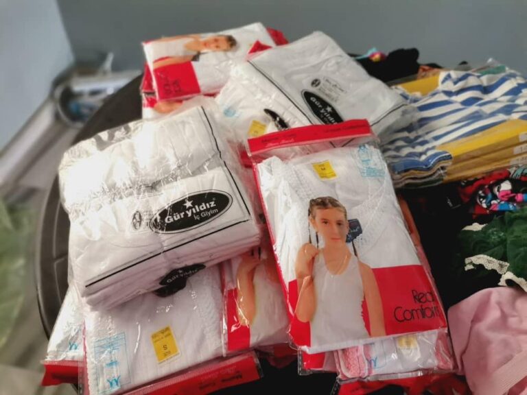 Auch Unterwäsche braucht man, damit man in die Schule gehen kann.