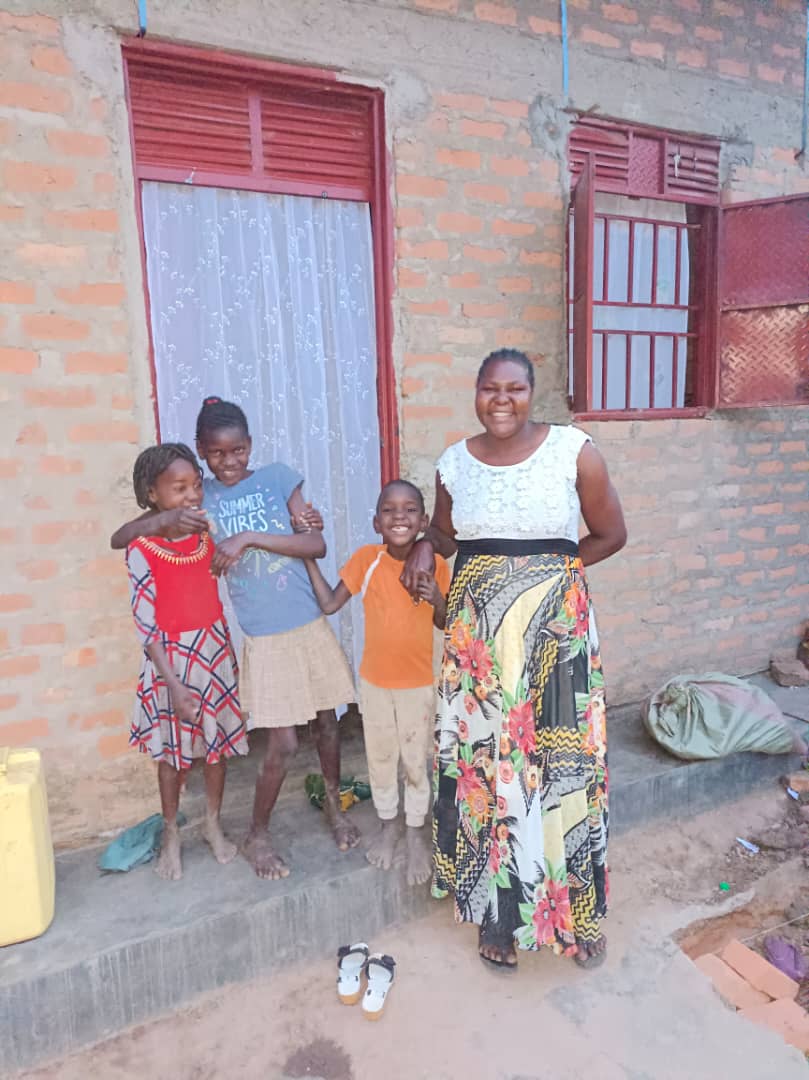 Evalines Familie vor dem neuen Haus