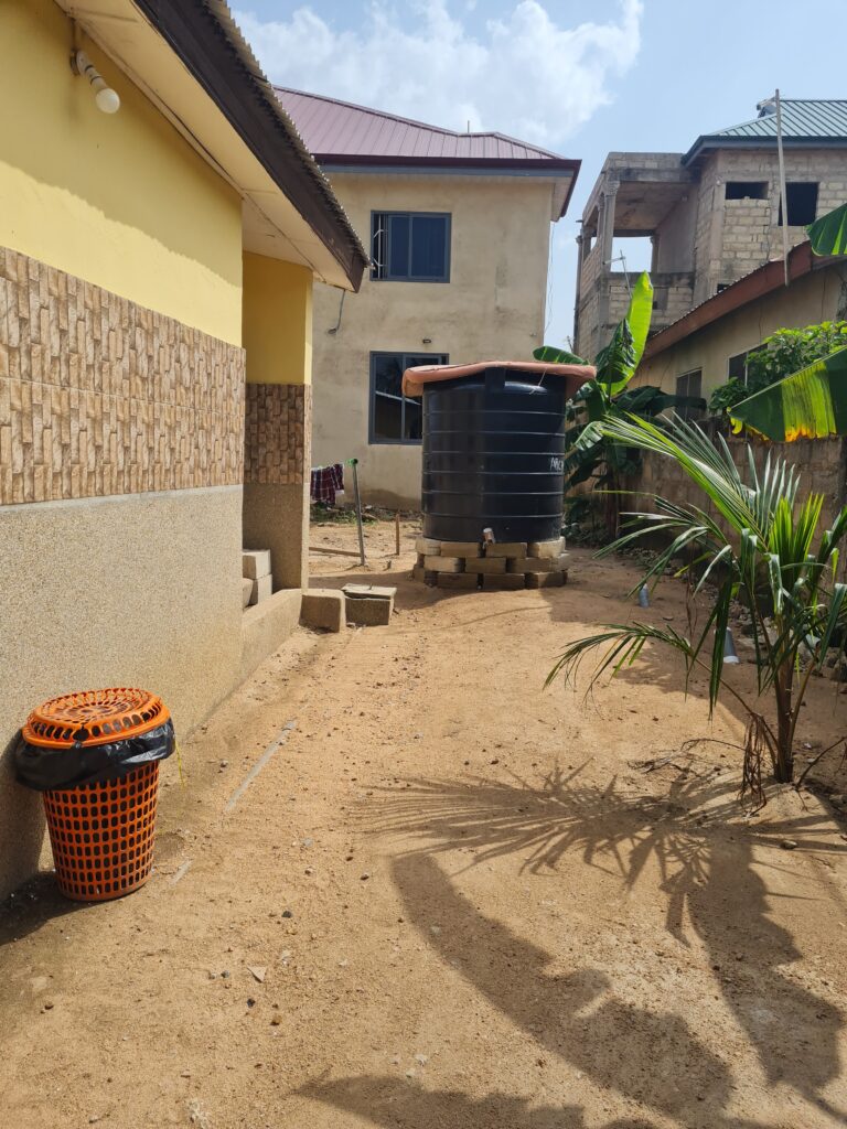 Wassertank mit Anschluss an die Wasserleitung